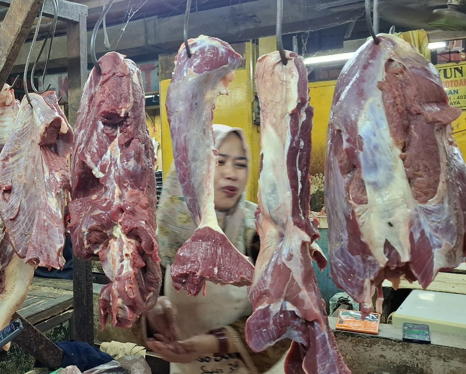 RPH Surabaya Ajak Warga Kenali 4 Ciri Daging Gelonggongan