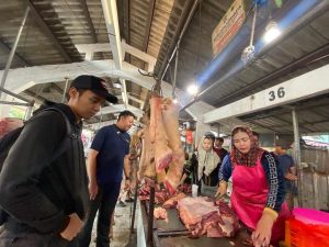 Tim Monitoring Daging RPH Surabaya Pastikan Distribusi dan Pasokan Daging Pasar Arimbi Aman